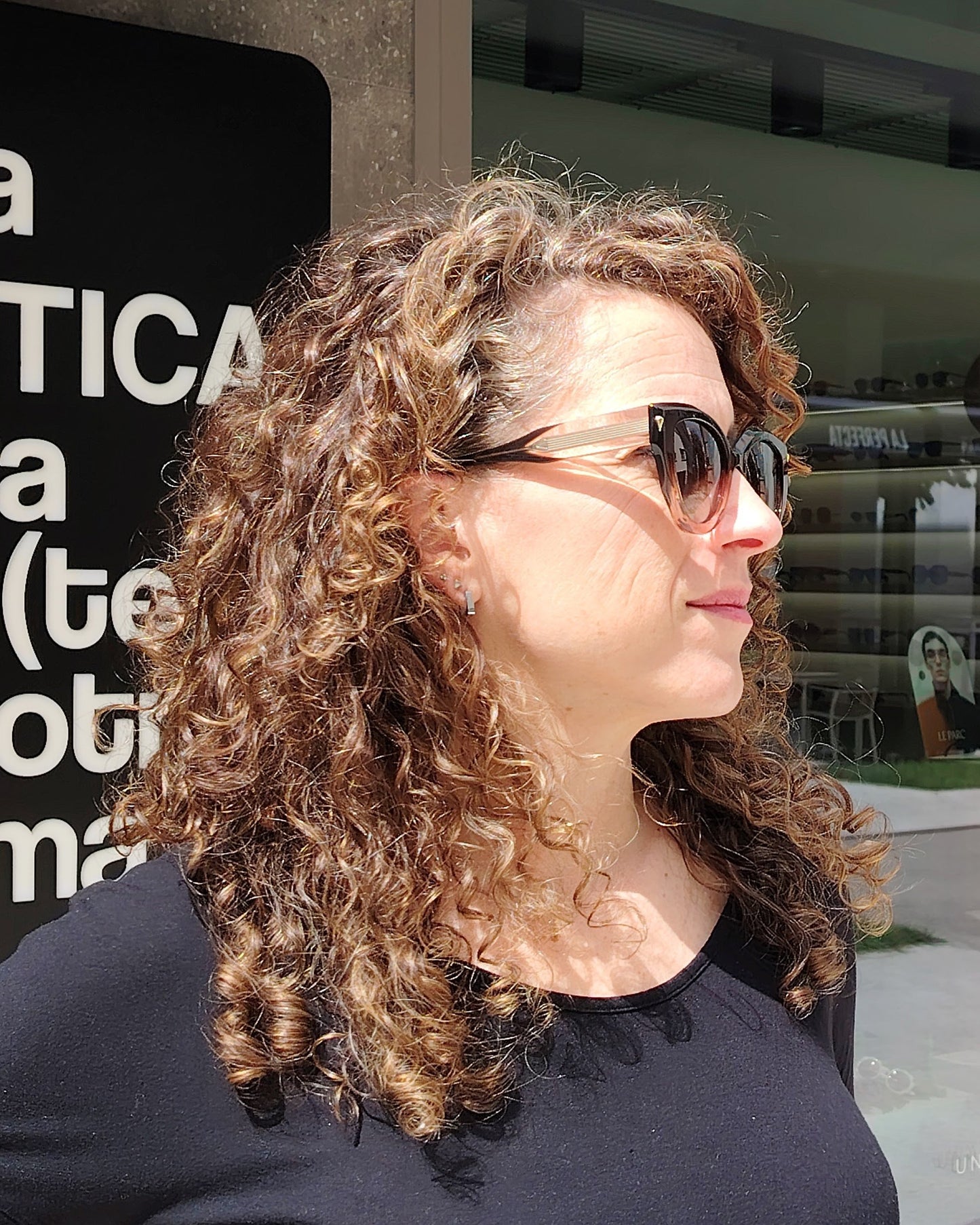 gafas de sol polarizadas con montura degradada marrón y rosa de forma cat eye suave