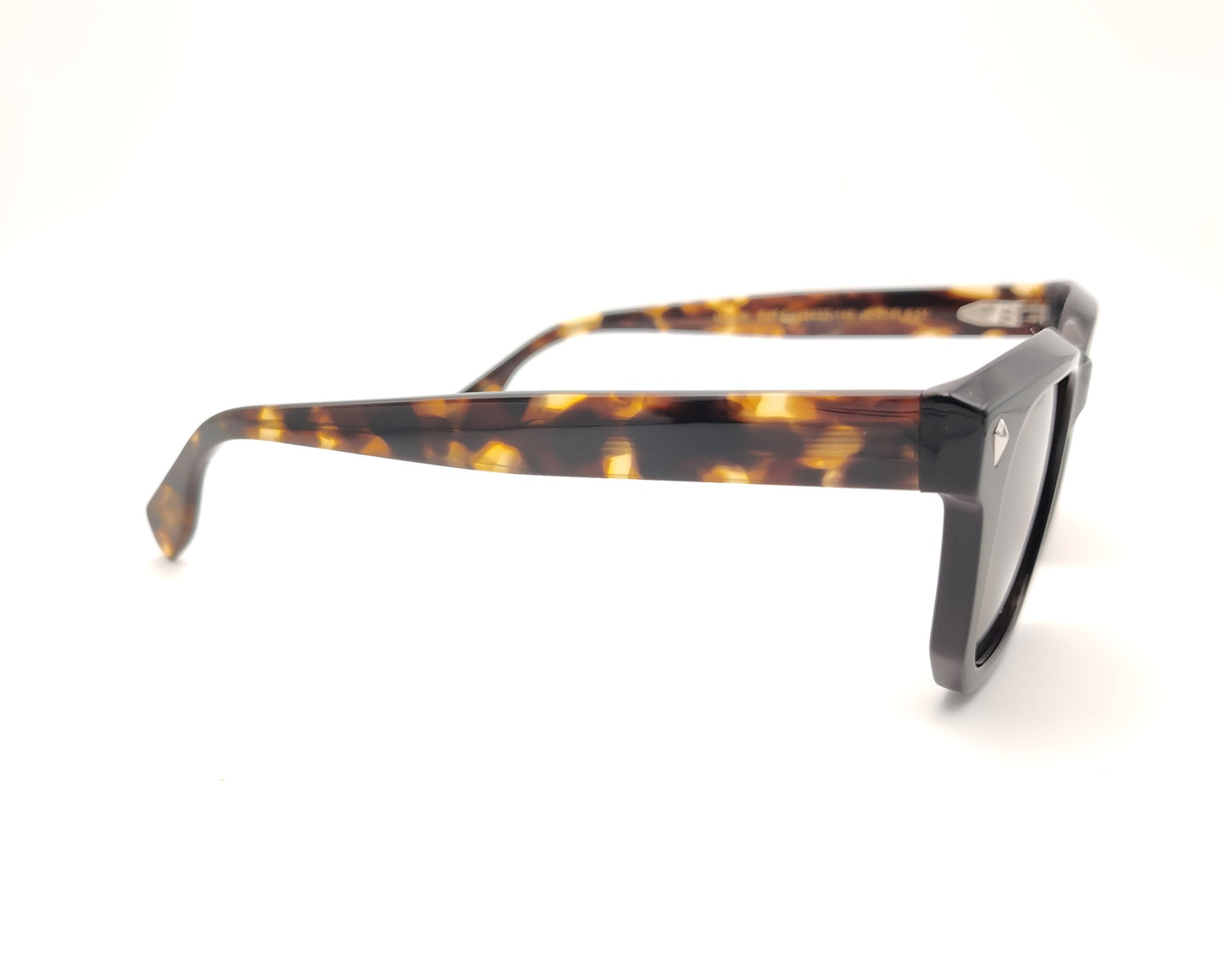 gafas de sol polarizadas negras con varillas carey y lentes marrones