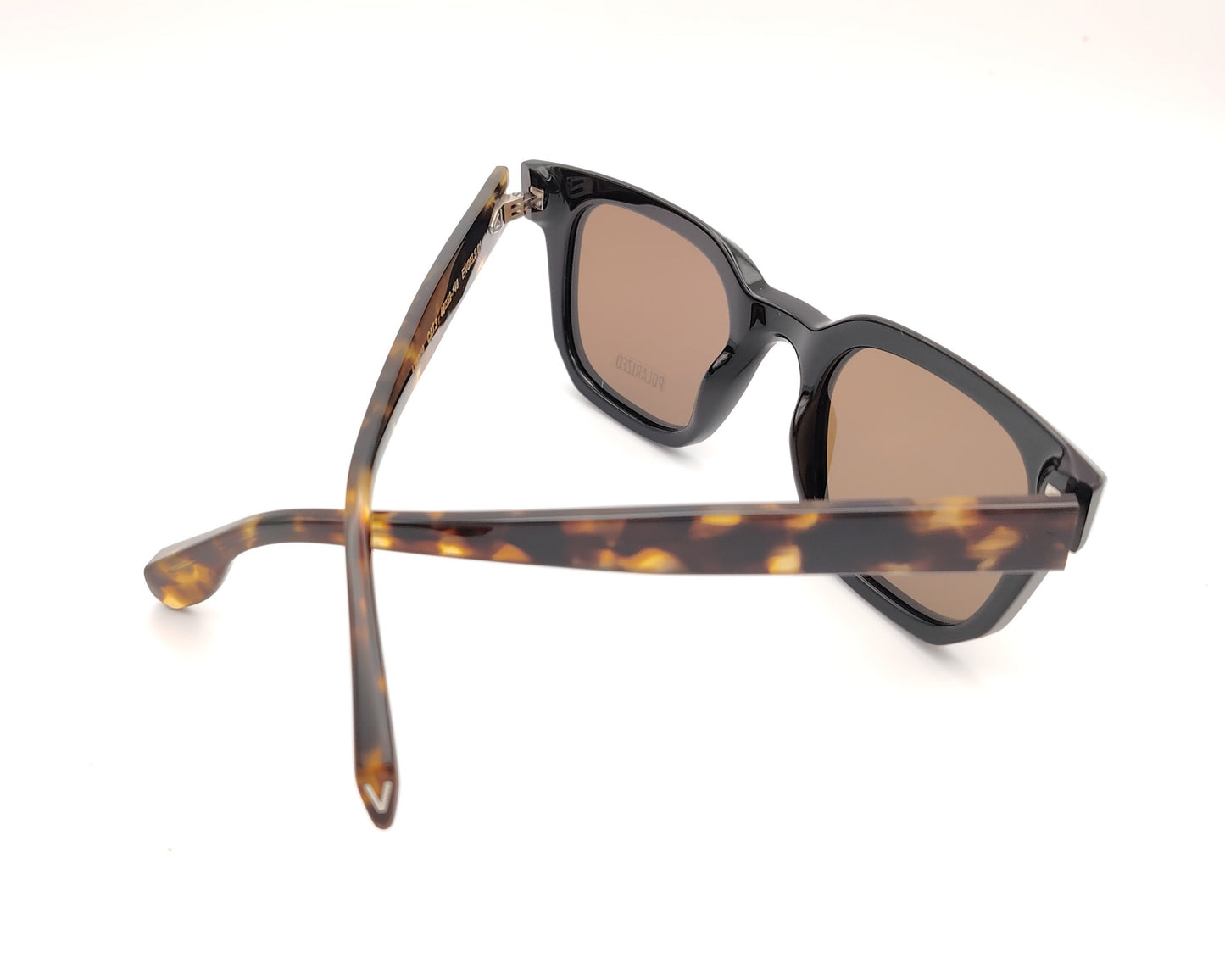 gafas de sol polarizadas negras con varillas carey y lentes marrones