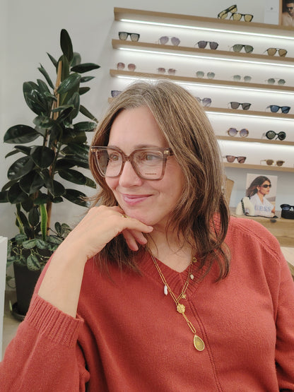 gafas de acetato cuadradas color nude ahumado con detalle dorado en la varilla