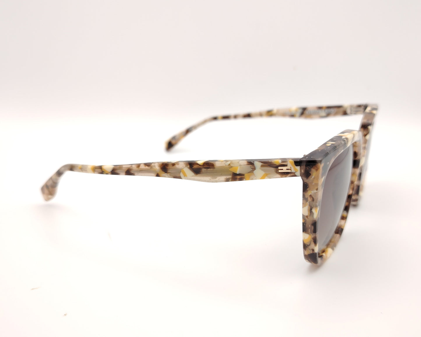 gafas de sol visionario carey jaspeado con lentes polarizadas marrones y forma geométrica ligeramente cat eye