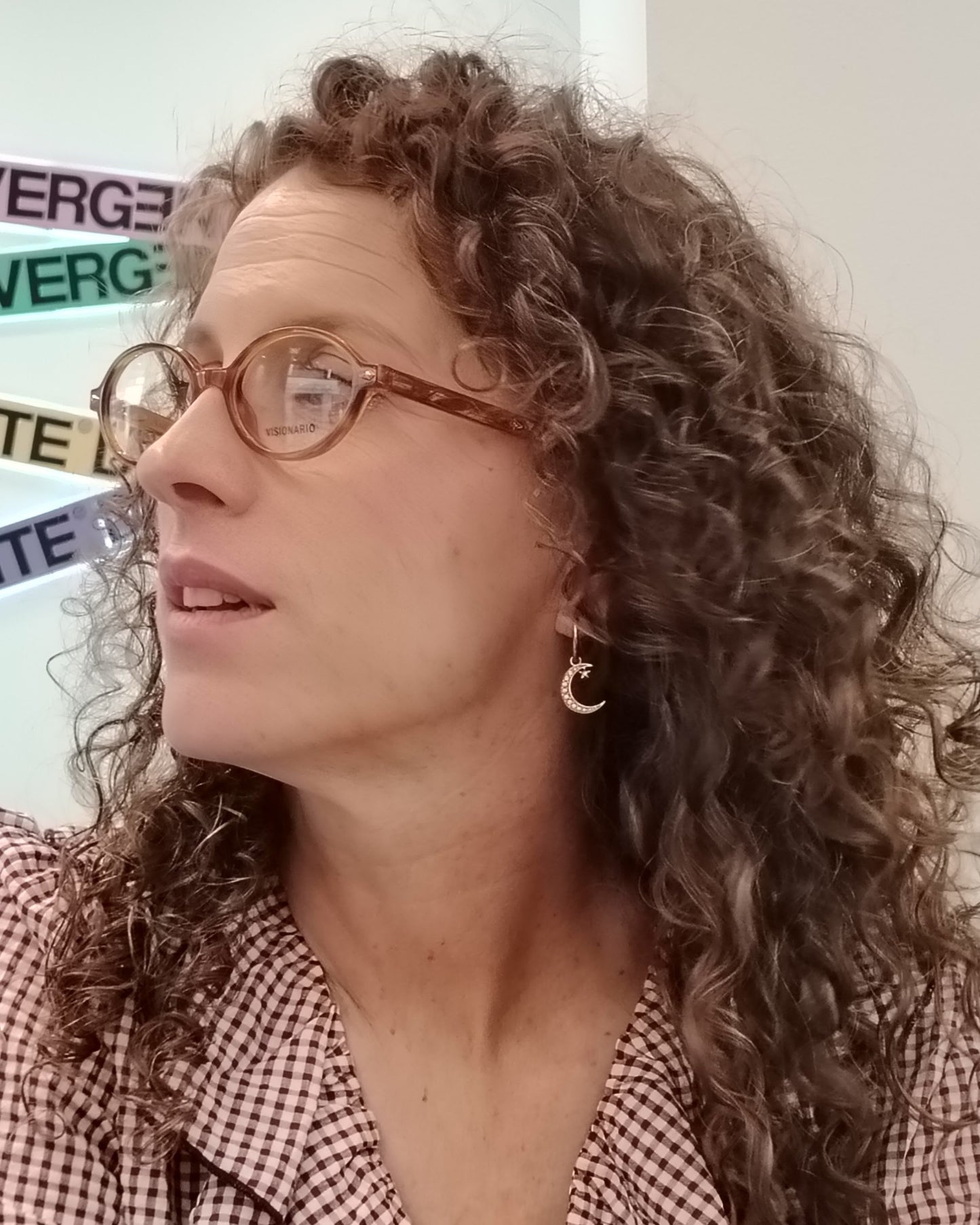 gafas de vista ovaladas en acetato ámbar con detalles metálicos dorados de la marca visionario