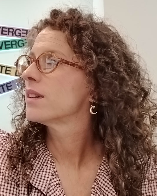 gafas de vista ovaladas en acetato ámbar con detalles metálicos dorados de la marca visionario