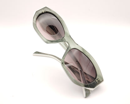 gafas de sol alargadas con montura translúcida verde gris y lentes rosadas ahumadas