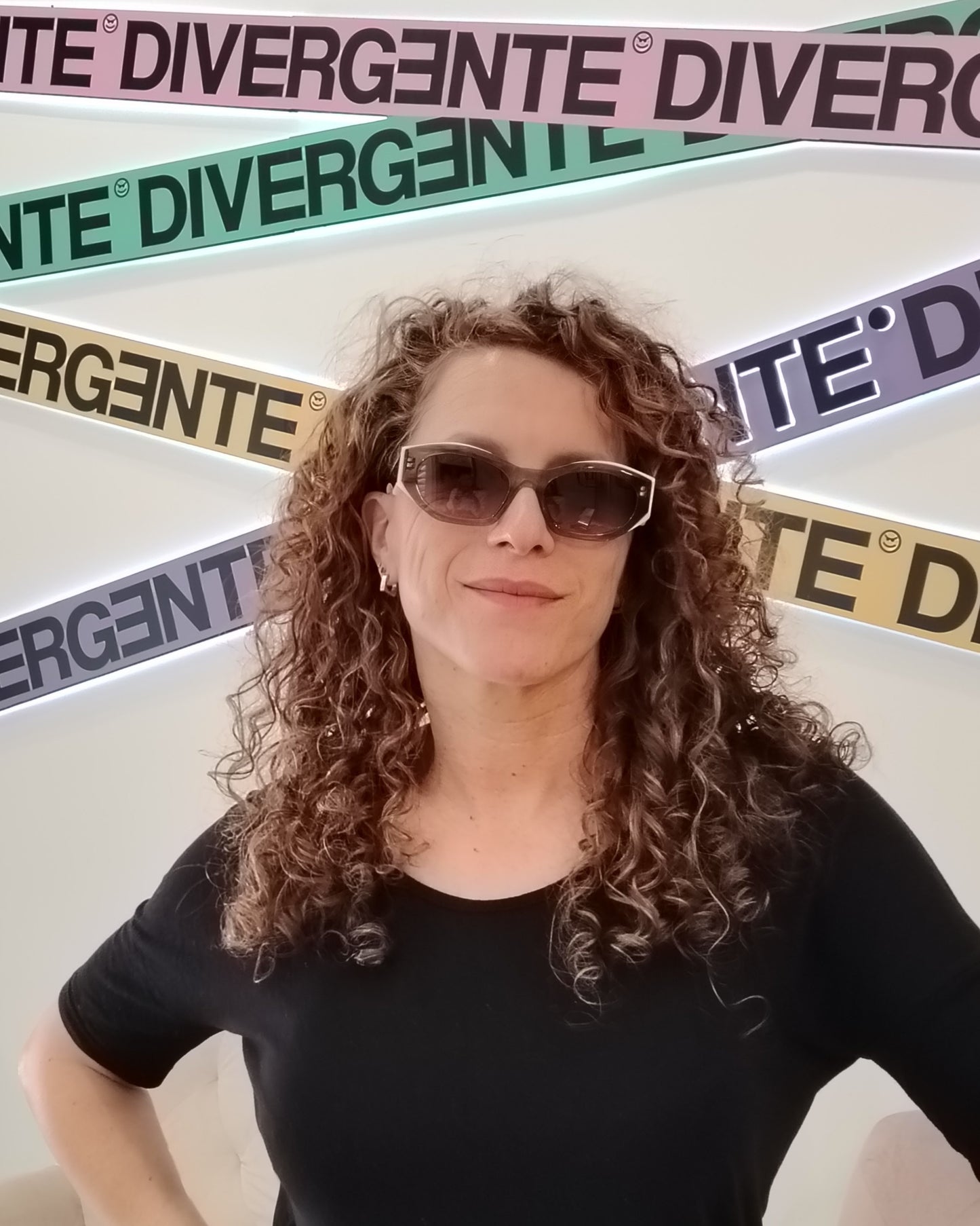 gafas de sol alargadas con montura translúcida verde gris y lentes rosadas ahumadas