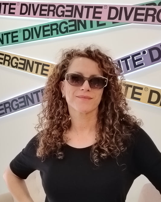 gafas de sol alargadas con montura translúcida verde gris y lentes rosadas ahumadas