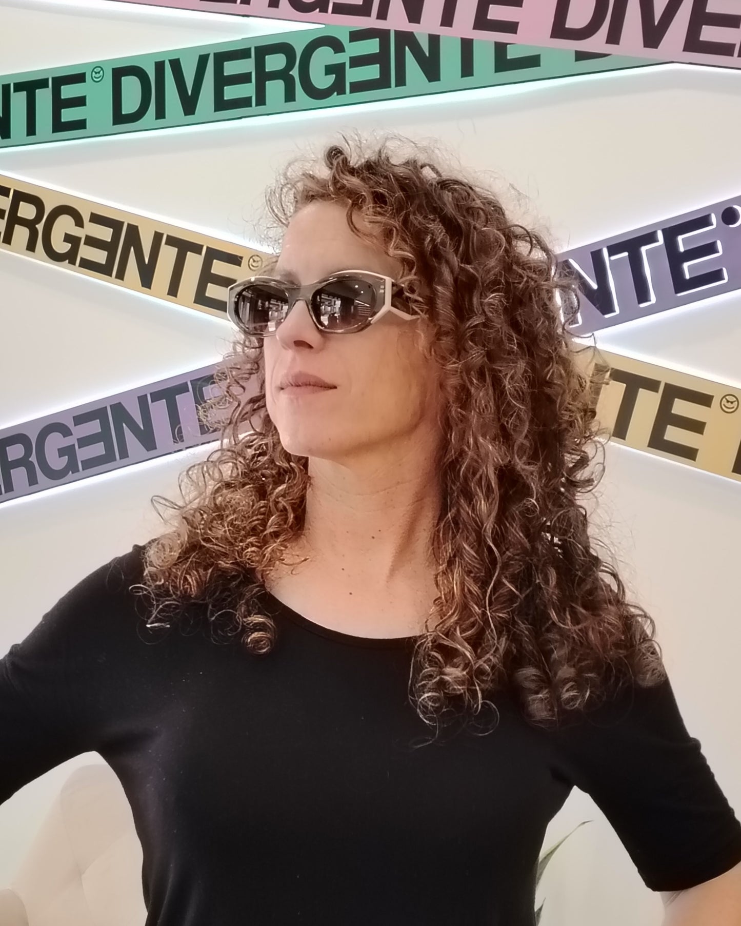 gafas de sol alargadas con montura translúcida verde gris y lentes rosadas ahumadas