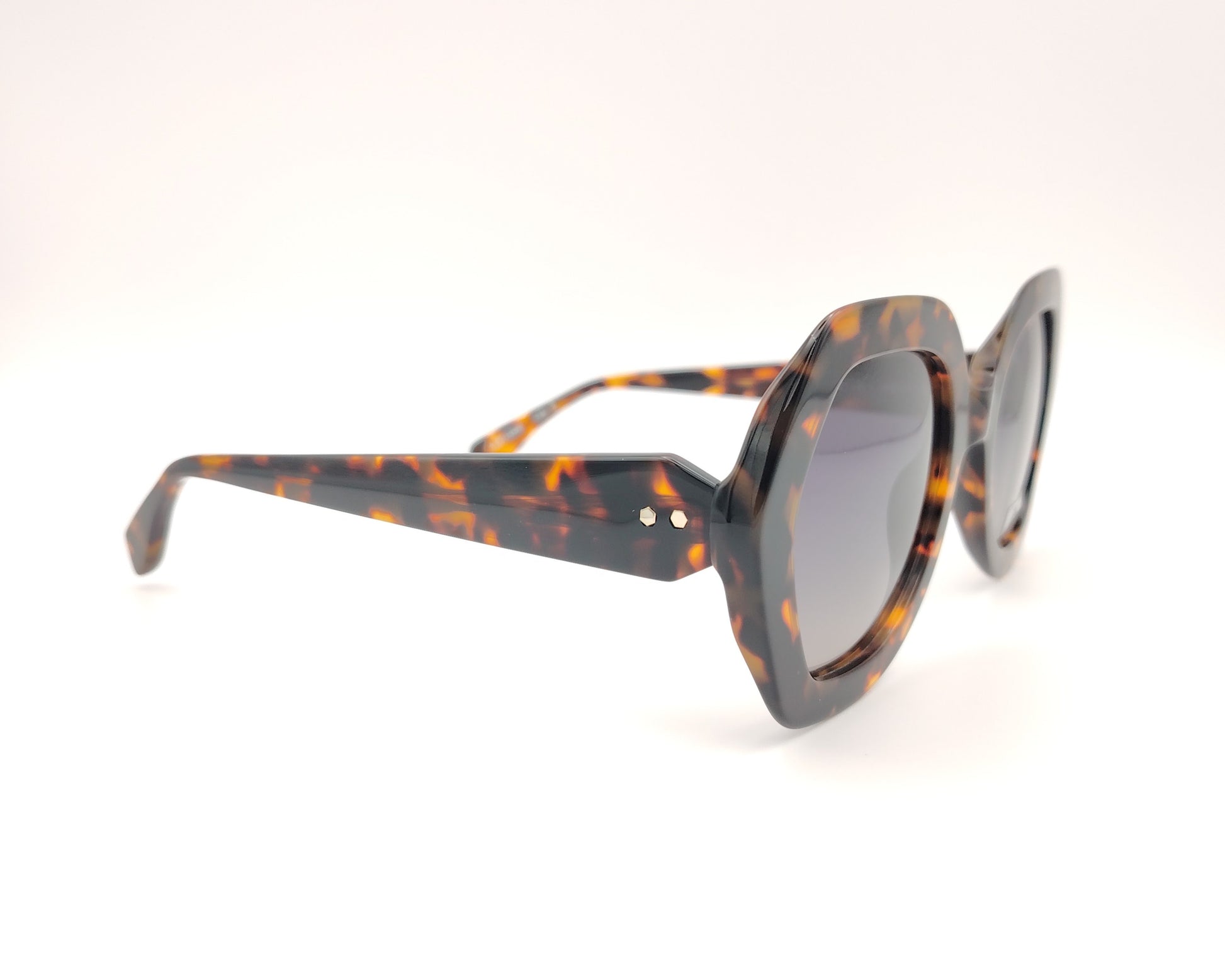 gafas de sol visionario margaret 02 en acetato carey con forma geométrica y lentes degradadas grises polarizadas