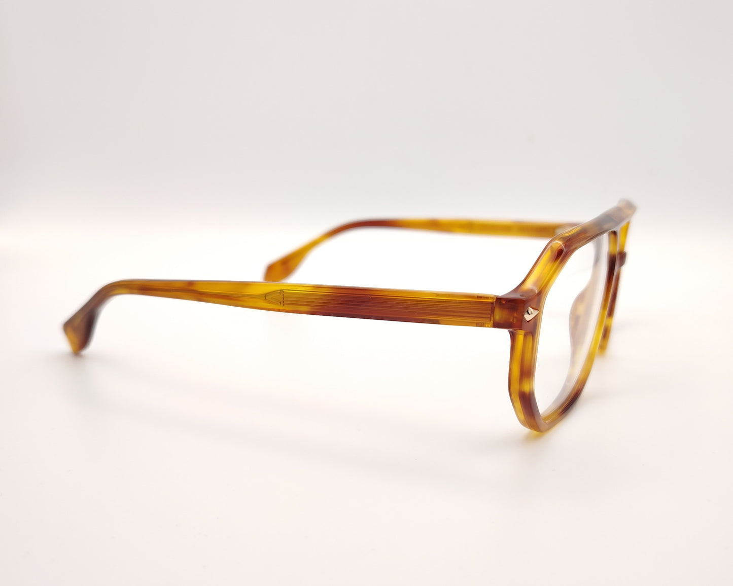 gafas de vista estilo aviador en acetato ámbar con diseño geométrico