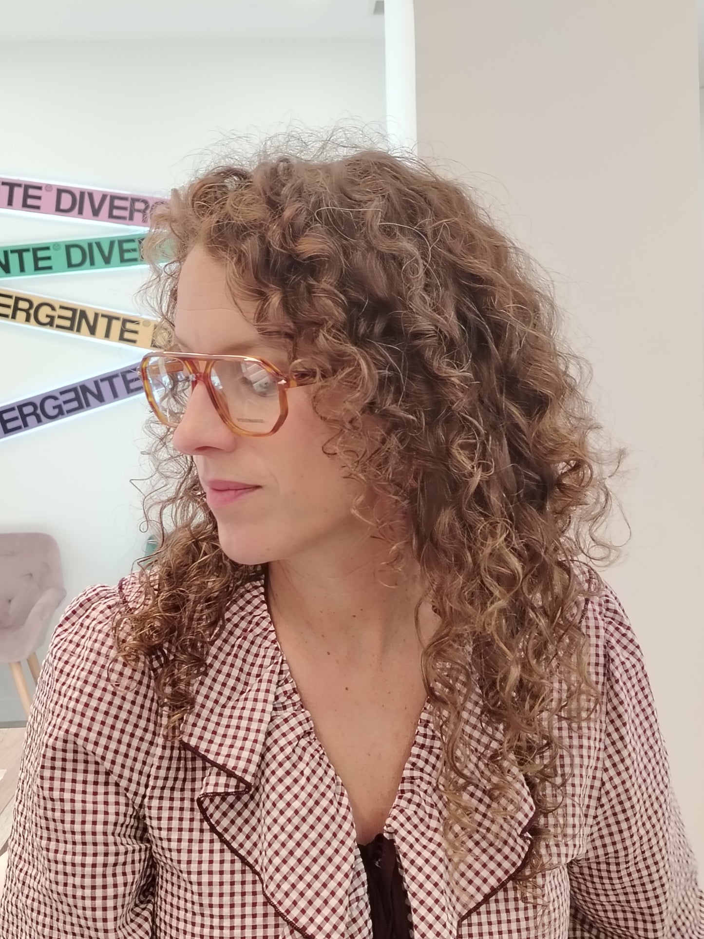 gafas de vista estilo aviador en acetato ámbar con diseño geométrico