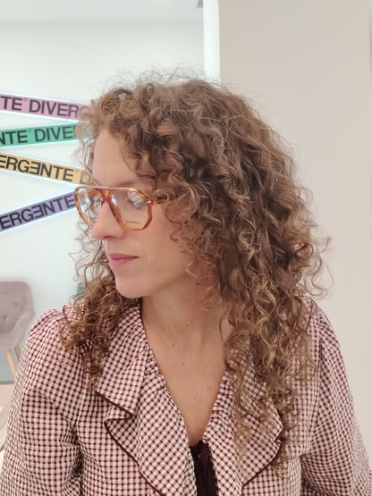 gafas de vista estilo aviador en acetato ámbar con diseño geométrico