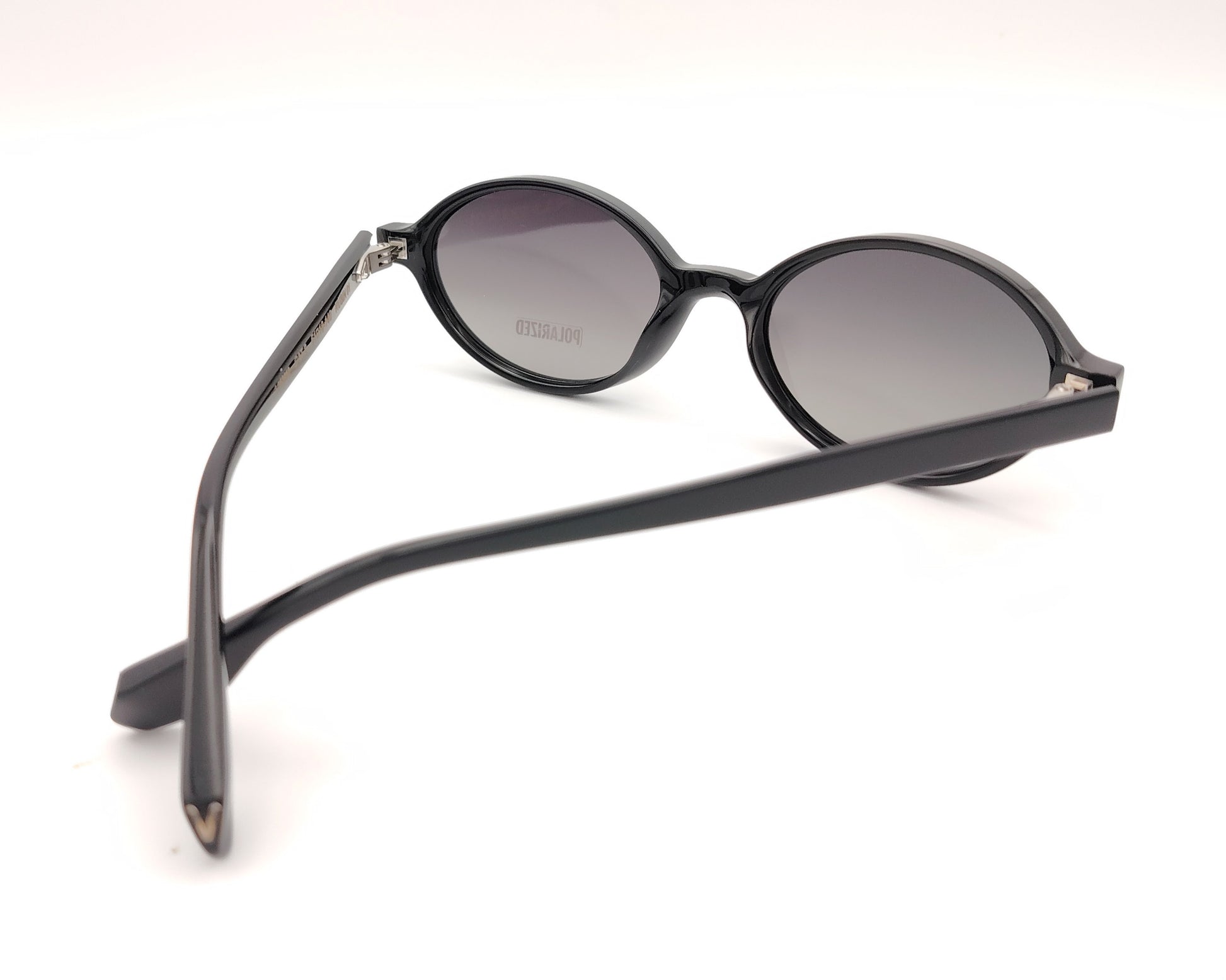 gafas de sol visionario negras ovaladas con lentes polarizadas oscuras