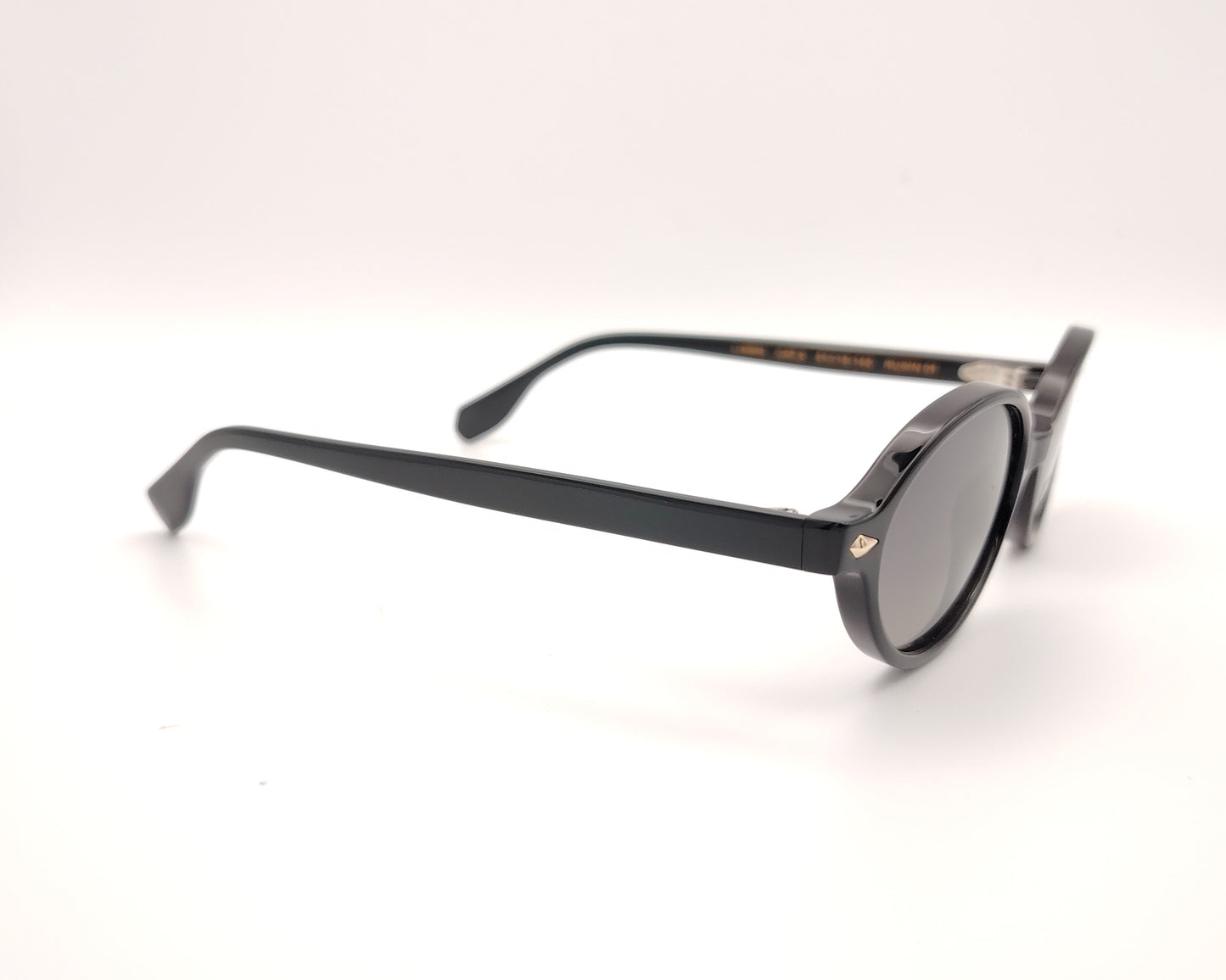 gafas de sol visionario negras ovaladas con lentes polarizadas oscuras