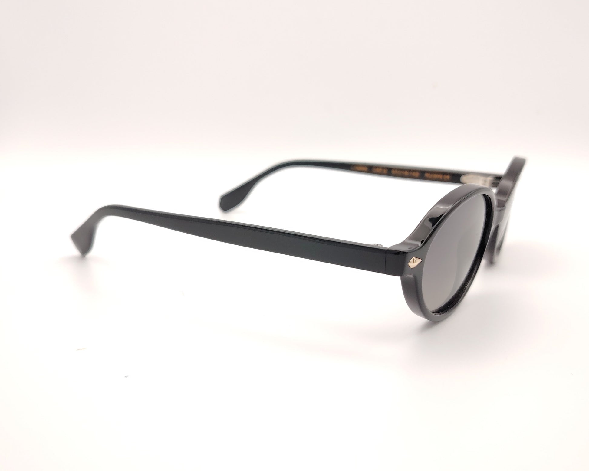 gafas de sol visionario negras ovaladas con lentes polarizadas oscuras