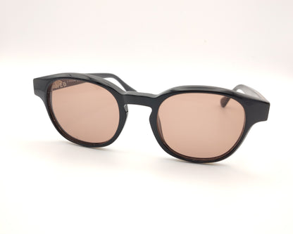 gafas de sol web eyewear con montura de acetato negro, puente metálico dorado y lentes marrones
