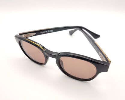 gafas de sol web eyewear con montura de acetato negro, puente metálico dorado y lentes marrones