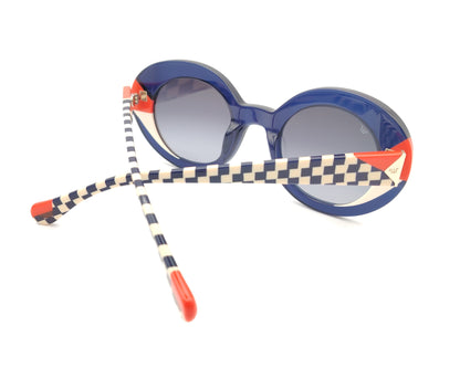 gafas de sol redondas  azules con detalles rojo y blanco y varillas estampadas geometricas
