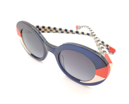 gafas de sol redondas  azules con detalles rojo y blanco y varillas estampadas geometricas
