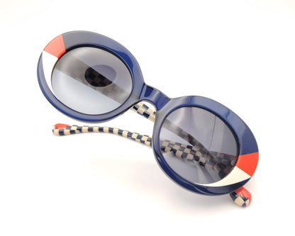 gafas de sol redondas  azules con detalles rojo y blanco y varillas estampadas geometricas