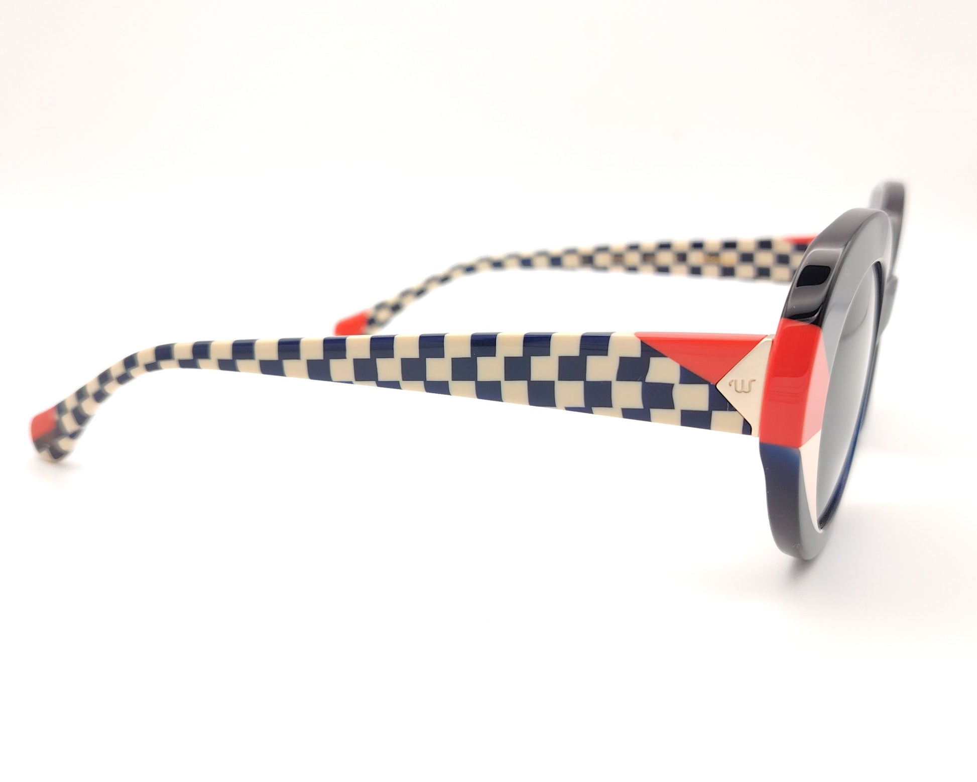 gafas de sol redondas  azules con detalles rojo y blanco y varillas estampadas geometricas