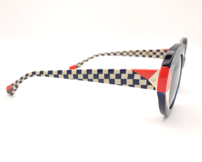 gafas de sol redondas  azules con detalles rojo y blanco y varillas estampadas geometricas