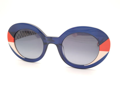 gafas de sol redondas  azules con detalles rojo y blanco y varillas estampadas geometricas