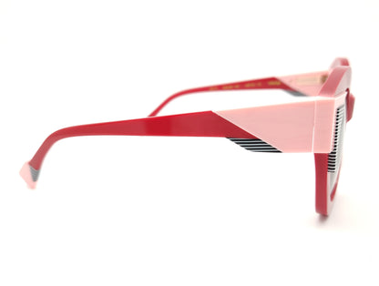 gafas de sol redondas rojas con detalles en rosa claro y líneas gráficas en blanco y negro