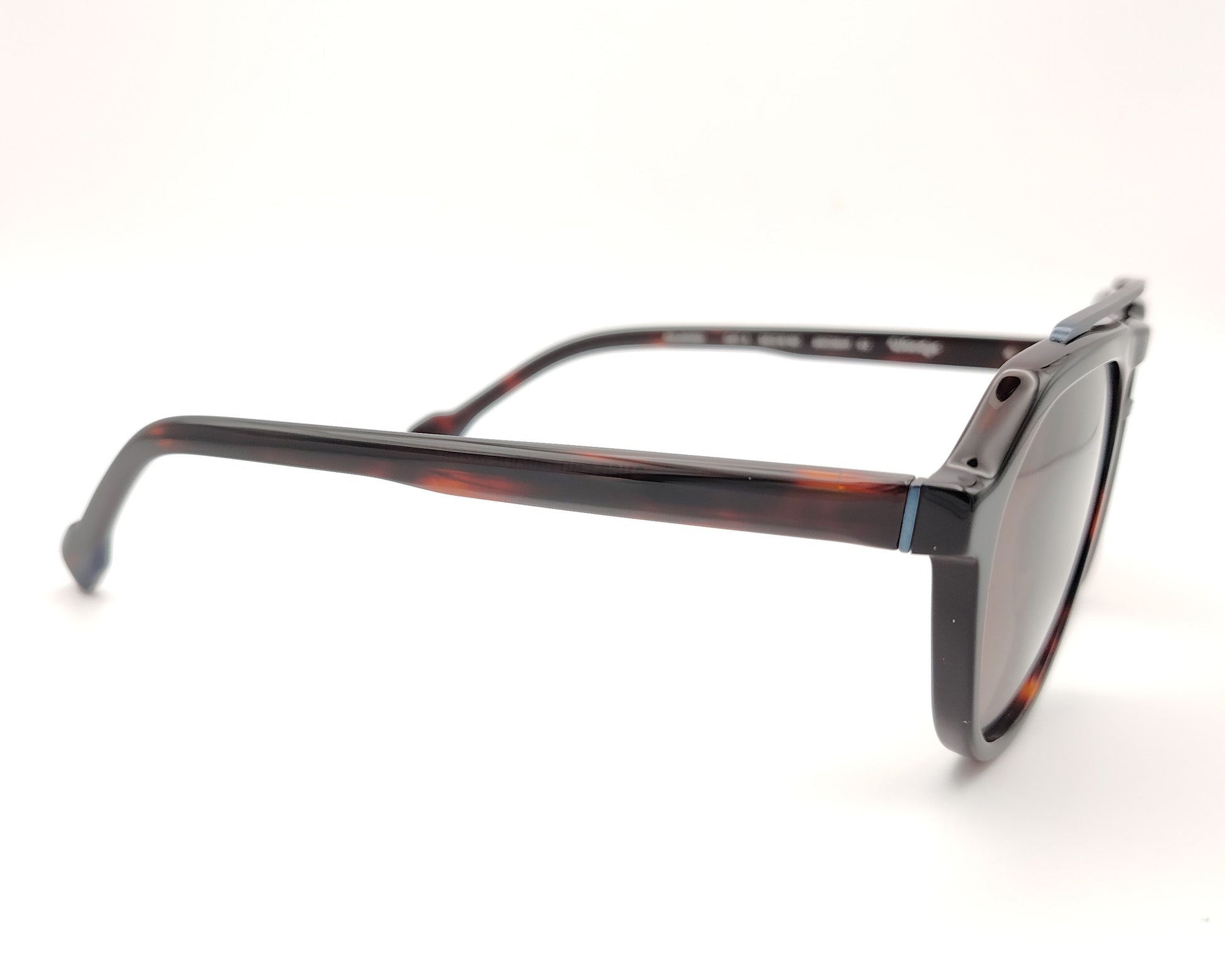 gafas de sol estilo aviador en acetato carey con lentes marrones polarizadas y detalle azul en el puente