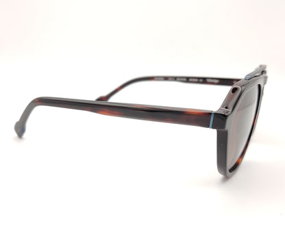 gafas de sol estilo aviador en acetato carey con lentes marrones polarizadas y detalle azul en el puente