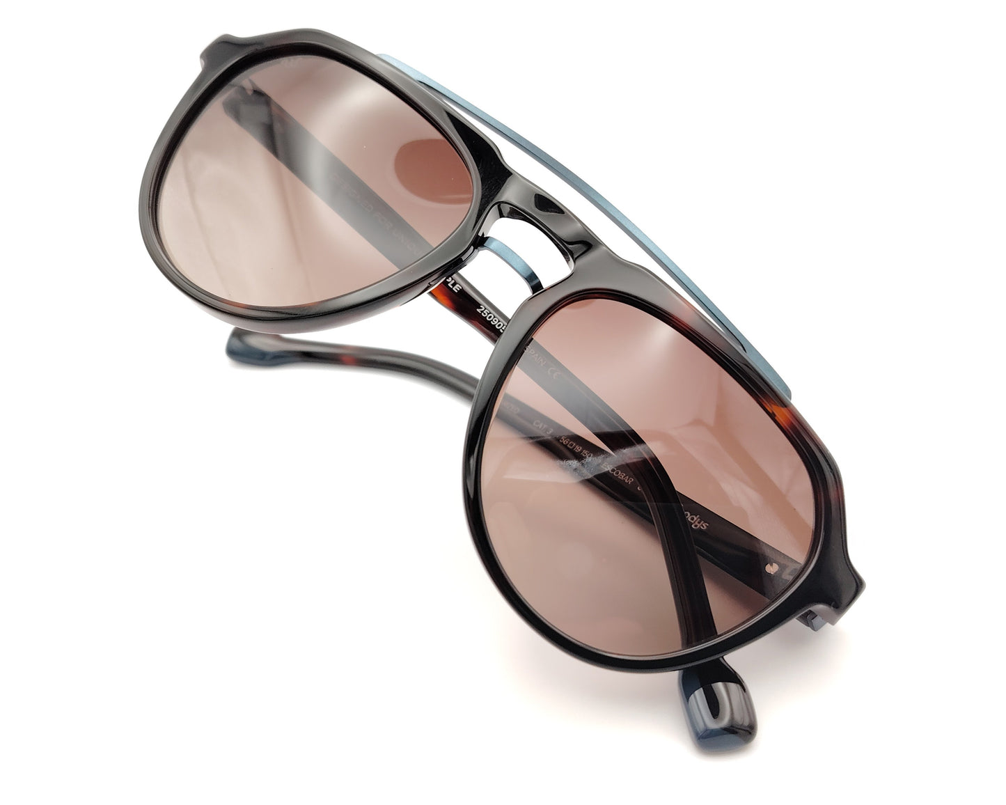 gafas de sol estilo aviador en acetato carey con lentes marrones polarizadas y detalle azul en el puente