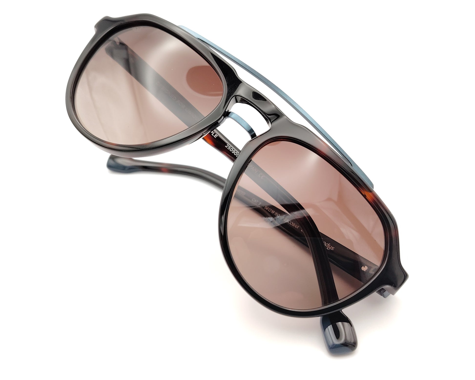 gafas de sol estilo aviador en acetato carey con lentes marrones polarizadas y detalle azul en el puente