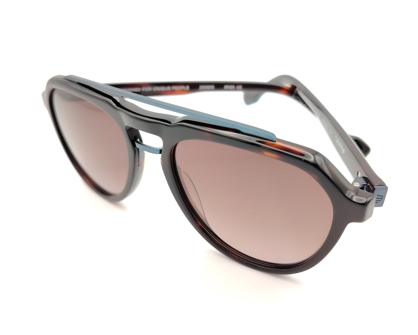 gafas de sol estilo aviador en acetato carey con lentes marrones polarizadas y detalle azul en el puente