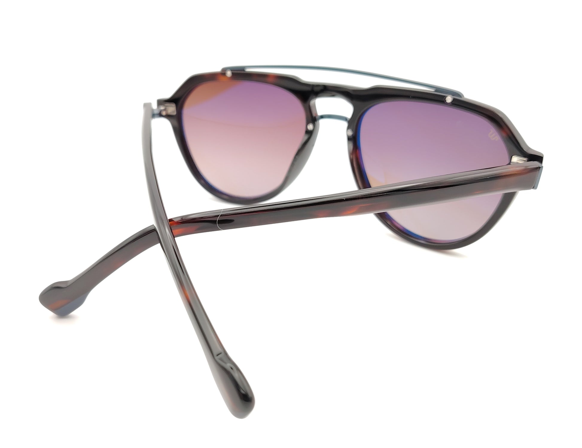 gafas de sol estilo aviador en acetato carey con lentes marrones polarizadas y detalle azul en el puente