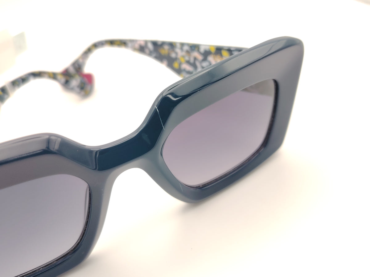 gafas de sol woodys con montura rectangular en acetato azul profundo  con estampado multicolor en la parte interior 