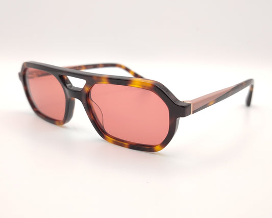 gafas de sol rectangulares en acetato carey con lentes rosa coral y varillas con detalles en rosa