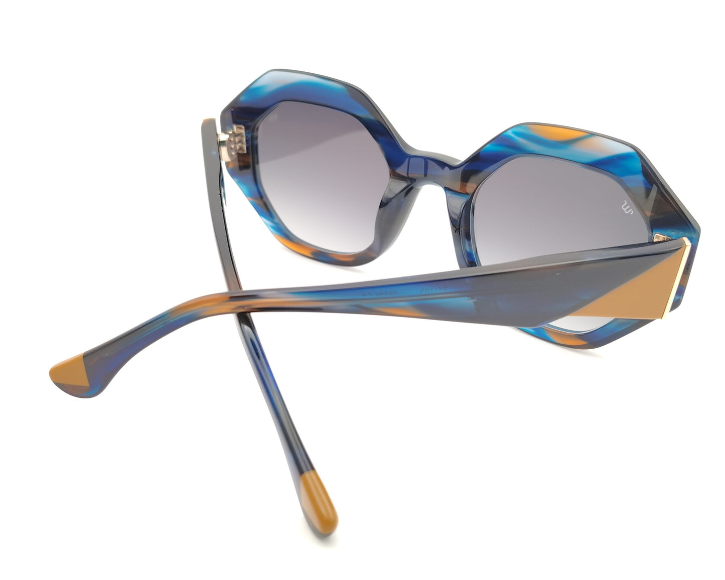 gafas de sol oversize geometricas en acetato azul marmoleado con lentes gris degradado y varillas en contraste miel