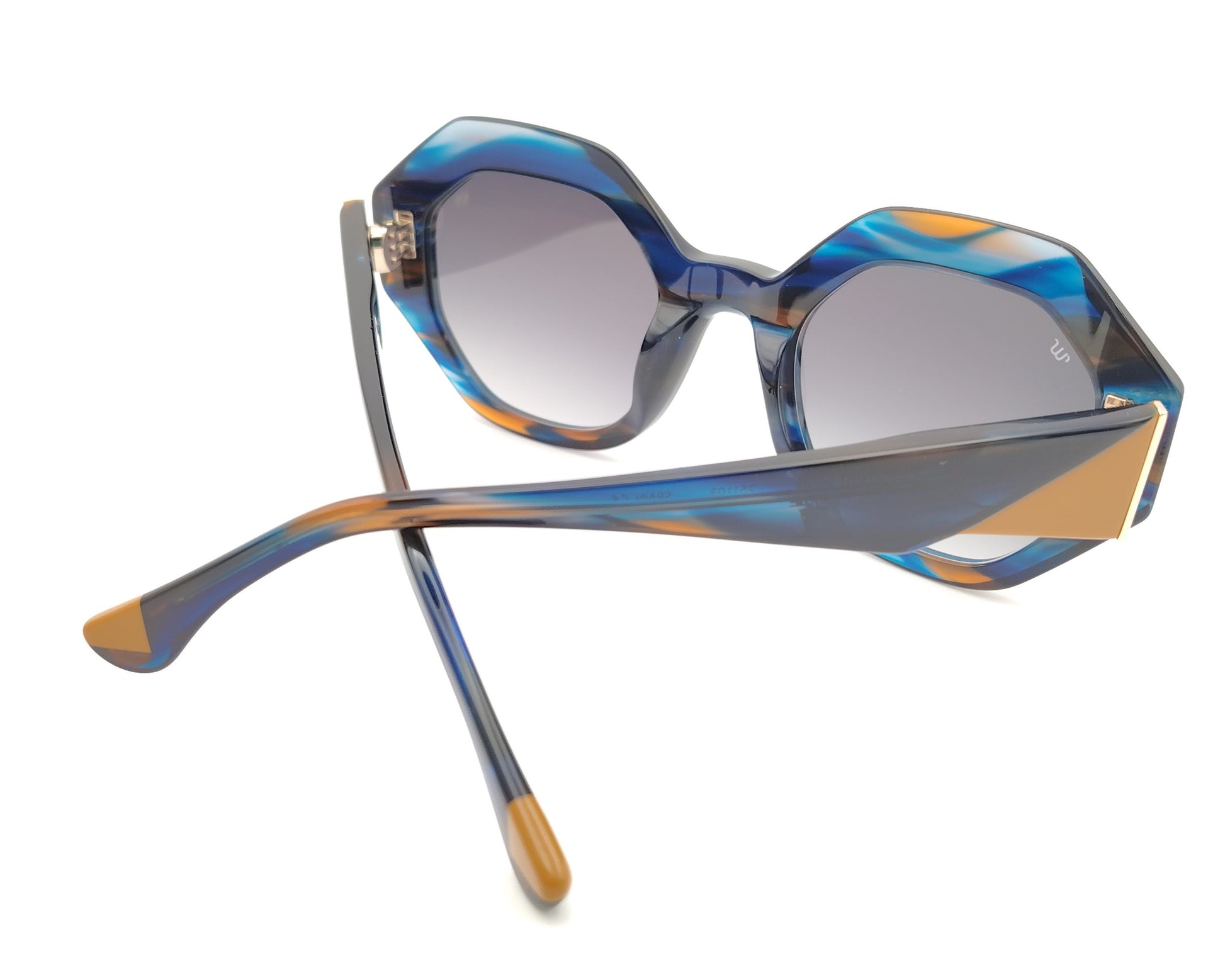 gafas de sol oversize geometricas en acetato azul marmoleado con lentes gris degradado y varillas en contraste miel