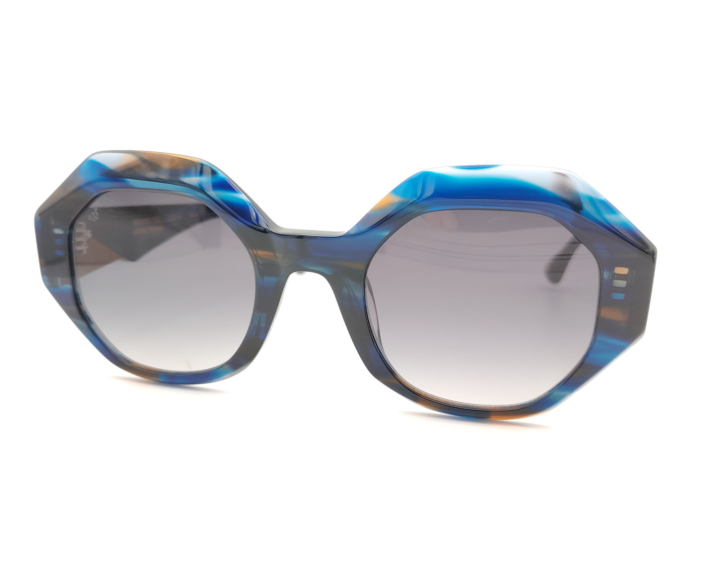 gafas de sol oversize geometricas en acetato azul marmoleado con lentes gris degradado y varillas en contraste miel