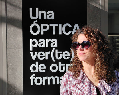 gafas de sol oversize geometricas en acetato azul marmoleado con lentes gris degradado y varillas en contraste miel