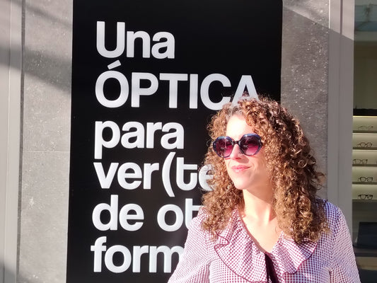 gafas de sol oversize geometricas en acetato azul marmoleado con lentes gris degradado y varillas en contraste miel