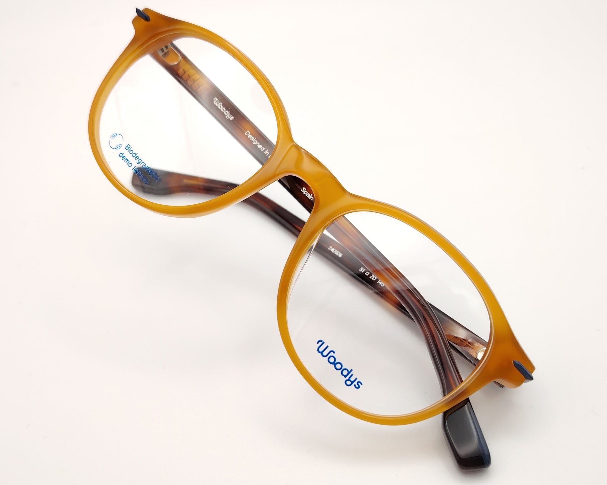 gafas graduadas woodys khun 06 con montura de acetato en tono miel diseño redondeado de inspiración vintage con detalles en azul en la bisagra varillas en habana que contrastan sutilmente con el frontal