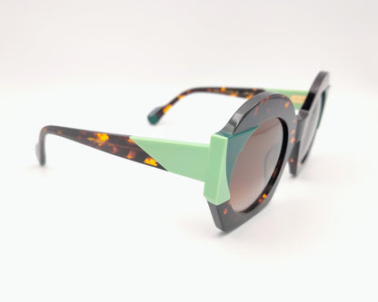 gafas de sol woodys lark 02 oversize carey con detalles verdes y lentes marrones degradadas