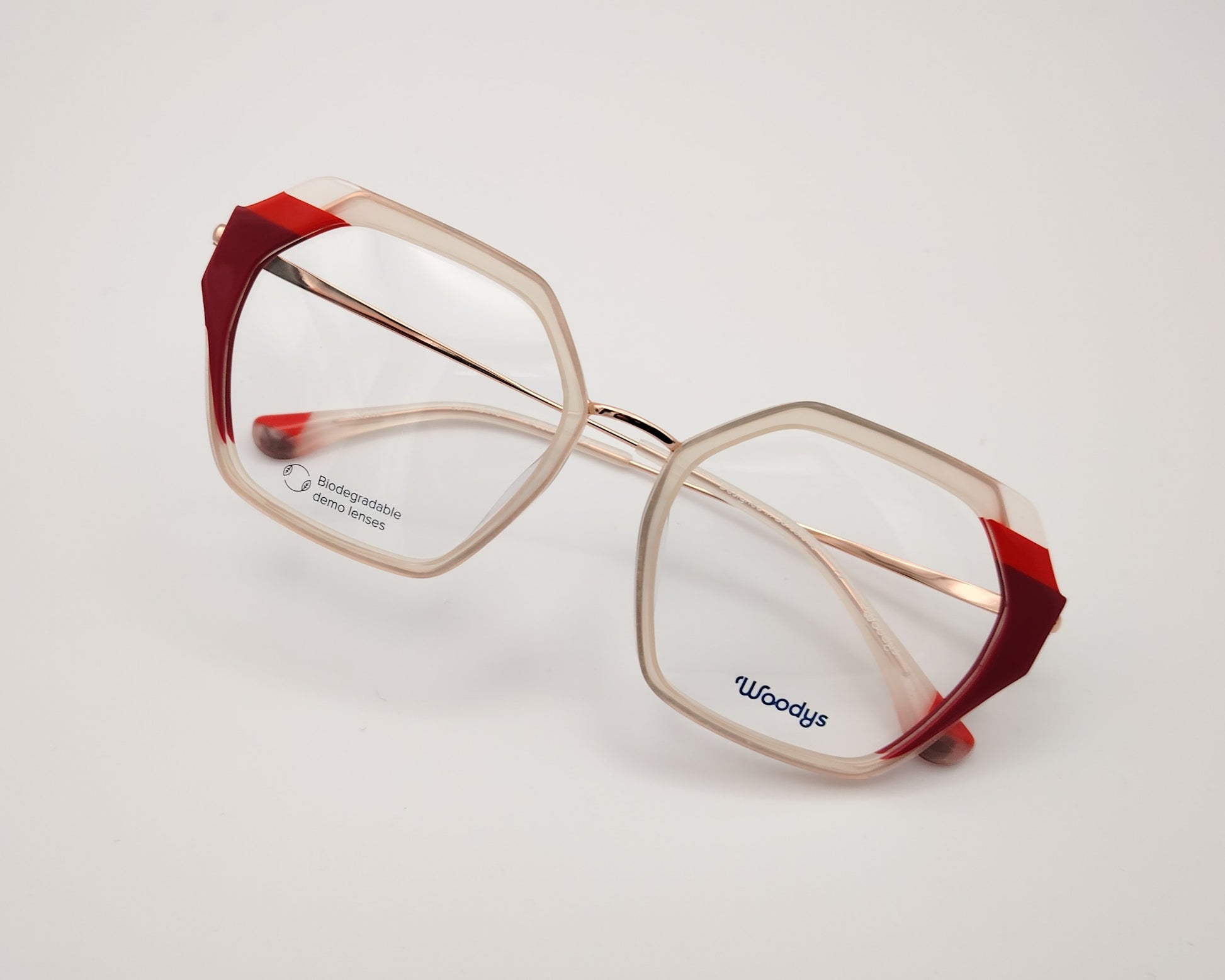 gafas graduadas woodys massena 04 con montura geométrica en metal y acetato translúcido en tono beige detalles en rojo en las esquinas varillas metálicas en color oro diseño sofisticado y ligero