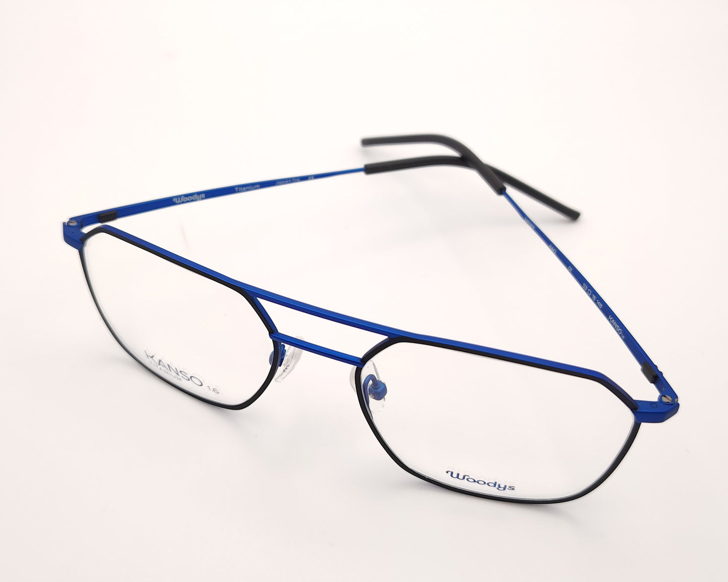 gafas graduadas geometricas oversize en titanio azul con doble puente y detalles negros