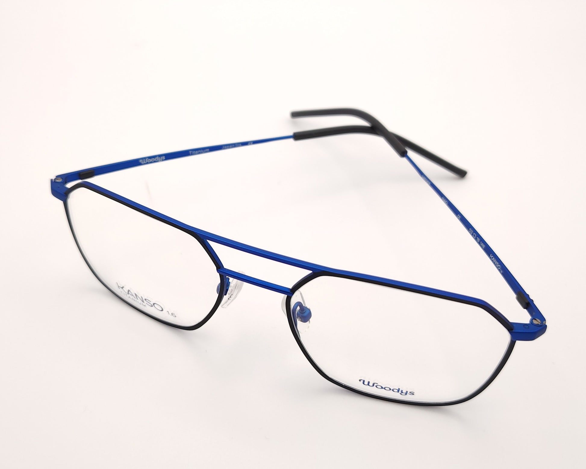 gafas graduadas geometricas oversize en titanio azul con doble puente y detalles negros