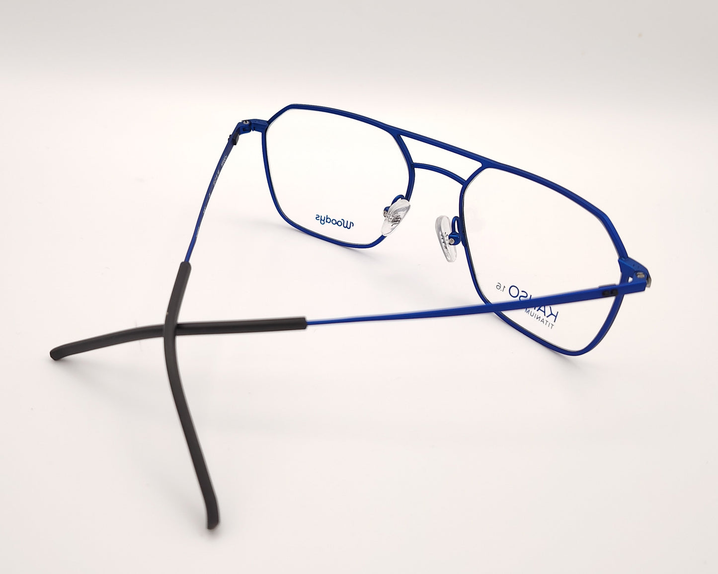 gafas graduadas geometricas oversize en titanio azul con doble puente y detalles negros