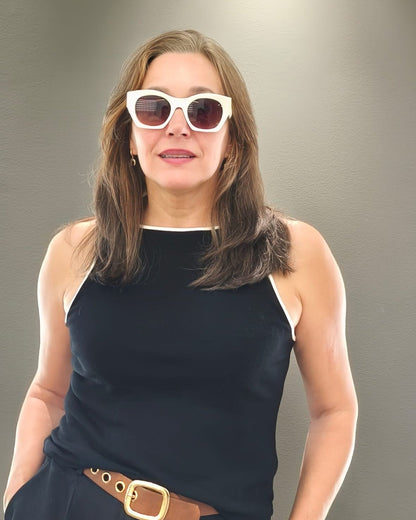 gafas de sol con montura blanca gruesa y lentes redondeadas en tono rosado