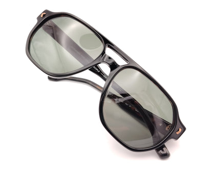 gafas de sol aviador en acetato oscuro con lentes verde gris y detalles metálicos cobrizos