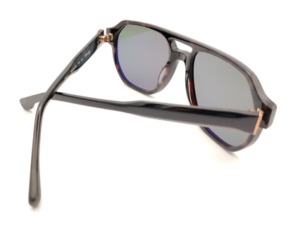 gafas de sol aviador en acetato oscuro con lentes verde gris y detalles metálicos dorados