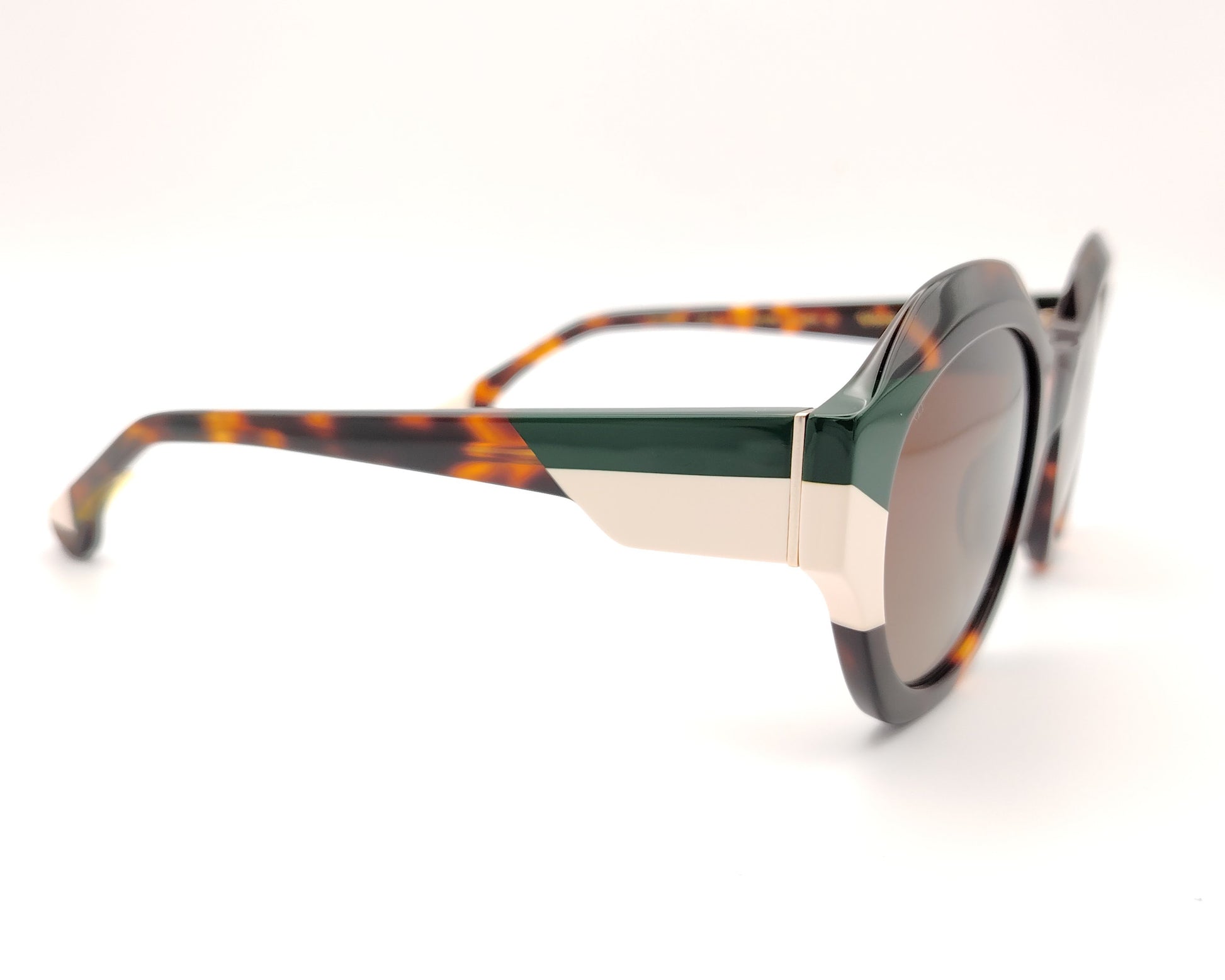gafas de sol redondas carey con detalles en verde oscuro y crema en los extremos